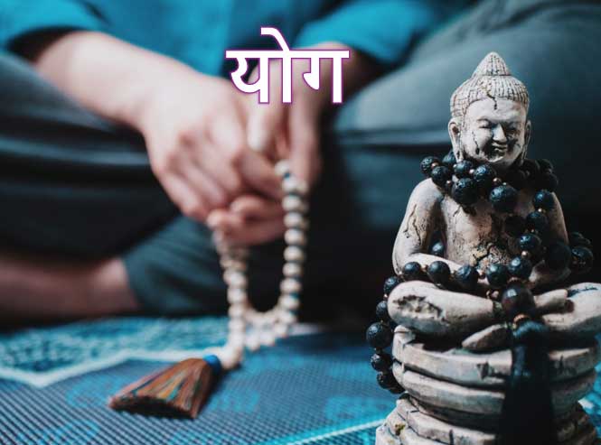 Mains en prière près d'un bouddha